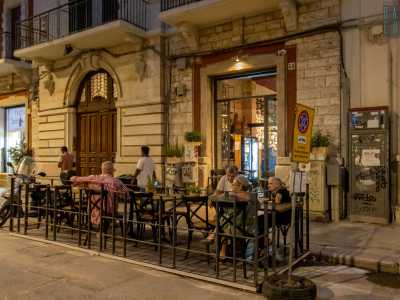Da qui in poi il tratto pi� popolare di via Abbrescia lascia il posto a un profluvio di locali serali ed esercizi commerciali pi� �chic� aperti ai piedi di alti palazzi tipici dell�Umbertino